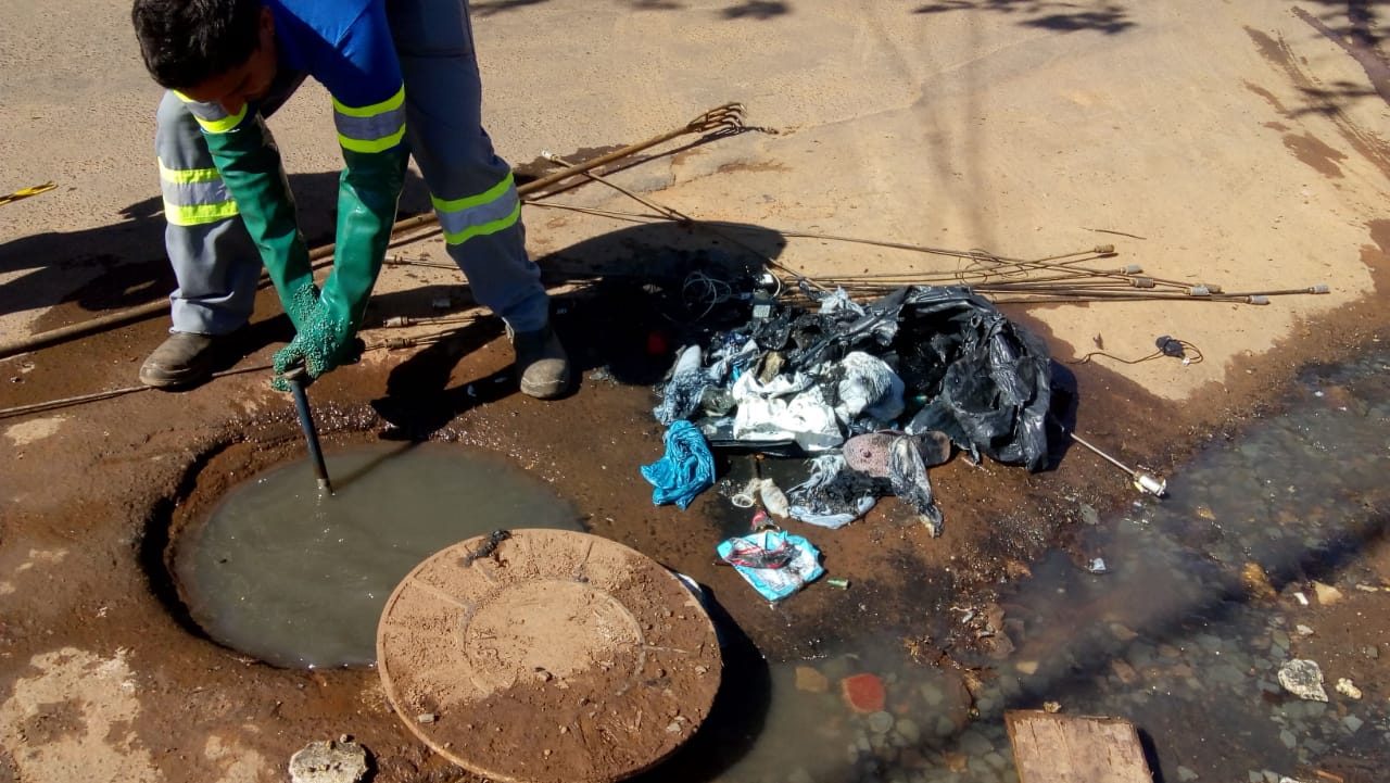 Águas de Matão retira lixo rotineiramente das redes de esgoto