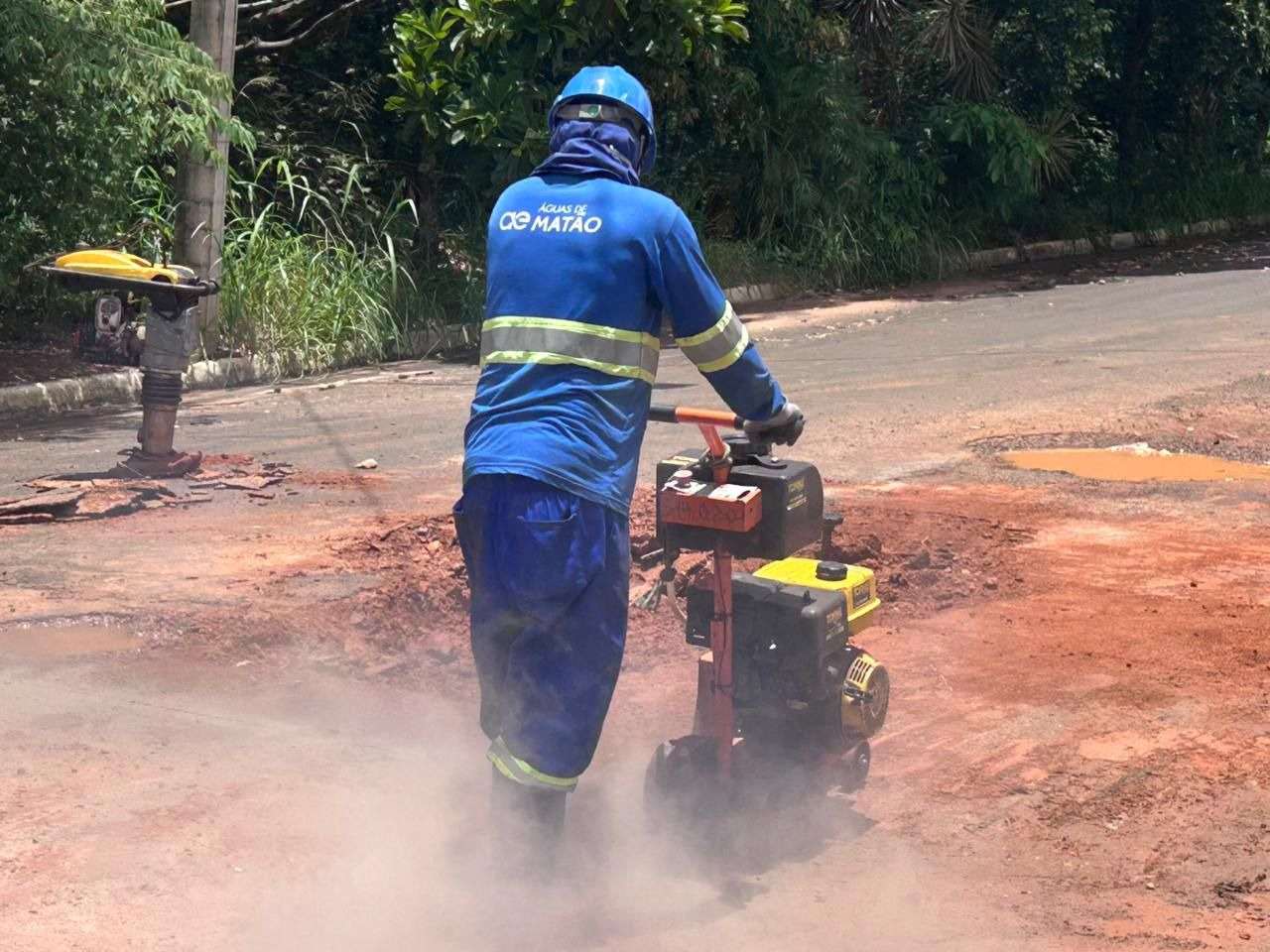 Recomposição do asfalto após obras de saneamento segue critérios técnicos para garantir durabilidade